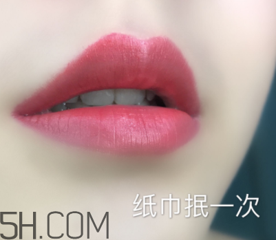 倩碧小方唇膏持久度如何？沾杯嗎？