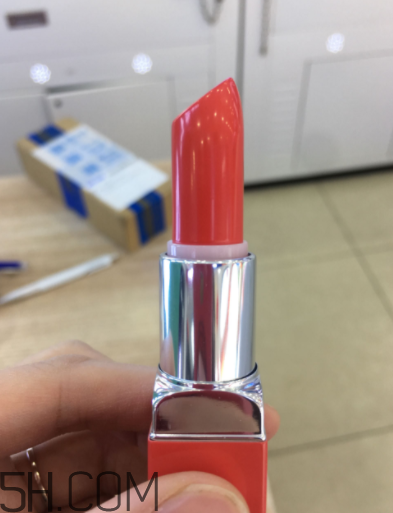 倩碧小方唇膏持久度如何？沾杯嗎？