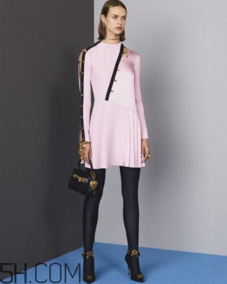 versace2018早秋服裝系列好看嗎_有哪些款式？
