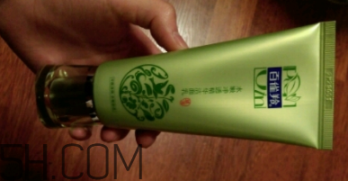 百雀羚泡沫潔面乳洗后緊繃嗎？適合干皮嗎？