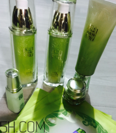 百雀羚水能量套盒適合油皮嗎？適合秋冬用嗎？