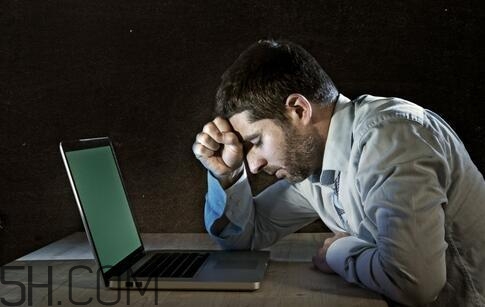 男性經(jīng)常熬夜有哪些危害？男性常熬夜對身體危害有哪些？
