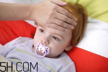 小兒肺炎的癥狀表現(xiàn)有哪些？小兒肺炎應(yīng)該怎么治療？