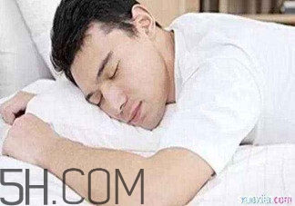 男人趴著睡對身體的危害有哪些？男人趴著睡有哪些危害？