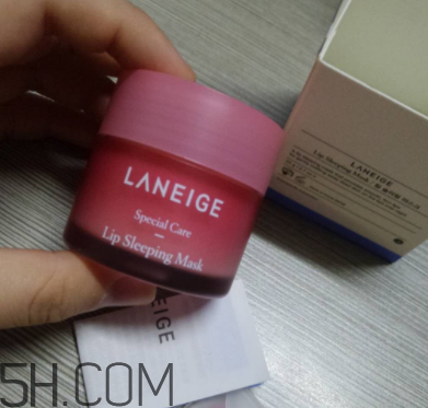 蘭芝夜間唇膜每次敷多厚？每次用多少？