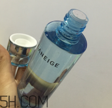 蘭芝水衡精華水油不油？適合油皮嗎？