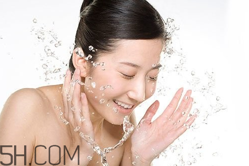素顏霜v7真的不用卸妝嗎？卸妝時水溫要注意什么？