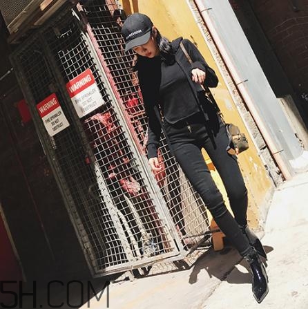 黑色衣服掉色屬于質(zhì)量問(wèn)題嗎？黑色衣服掉色嚴(yán)重怎么辦？
