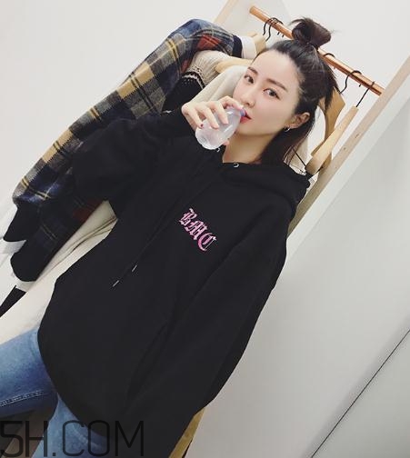 黑色衣服粘毛怎么處理？黑色衣服沾毛怎么辦？