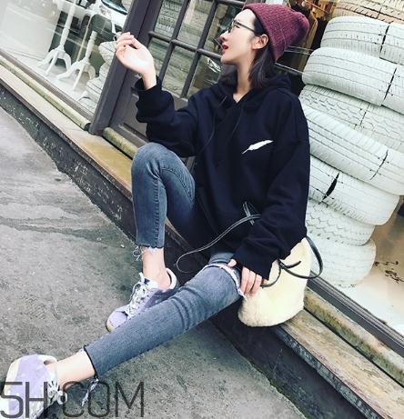 黑色衣服被漂白水弄壞怎么復(fù)原？黑色衣服被84燒黃了怎么辦？