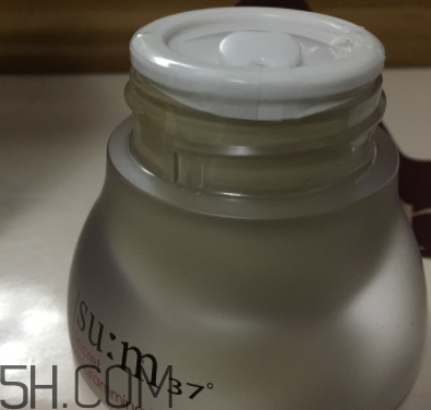 sum37魔法眼霜油不油？油皮能用嗎？