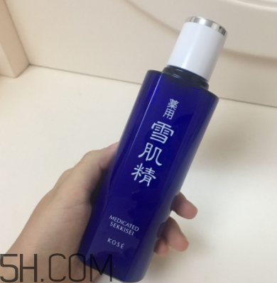 雪肌精化妝水盈潤(rùn)型適合油皮嗎？適合夏季嗎？