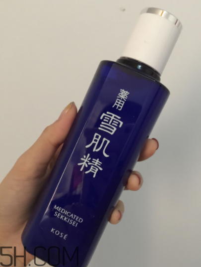雪肌精化妝水盈潤(rùn)型適合油皮嗎？適合夏季嗎？