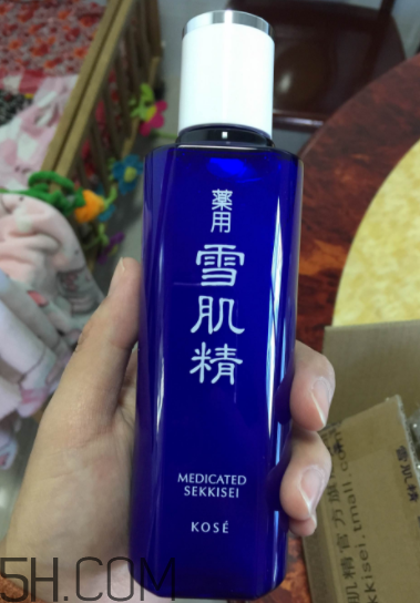 雪肌精化妝水盈潤(rùn)型成分是什么？會(huì)使皮膚變薄嗎？