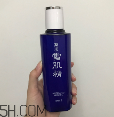 雪肌精化妝水盈潤(rùn)型成分是什么？會(huì)使皮膚變薄嗎？