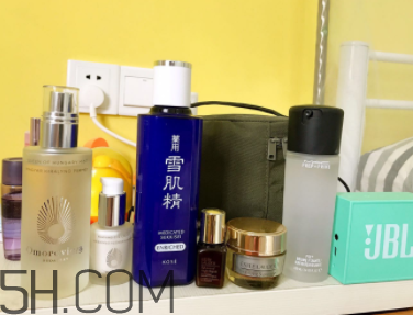 雪肌精化妝水盈潤(rùn)型成分是什么？會(huì)使皮膚變薄嗎？