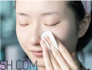 化妝棉卸妝時(shí)候要打濕嗎？使用化妝棉卸妝要注意什么？