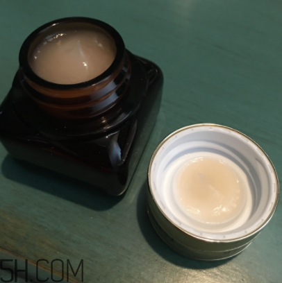 雅詩蘭黛小棕瓶眼霜每次用多少毫升？每次用量多少？