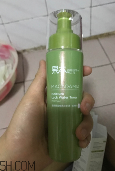 詩婷露雅生肌液滋潤型適合輕熟肌嗎？油不油？