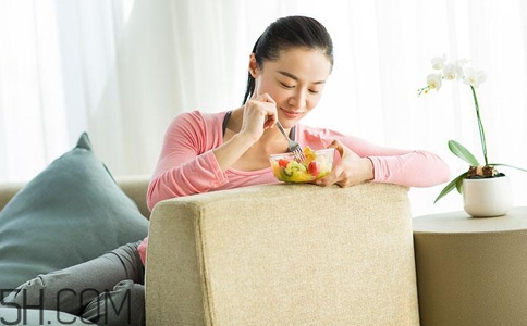 女孩月經(jīng)初潮可不可以喝紅糖水？女孩月經(jīng)初潮媽媽?xiě)?yīng)該怎么做？