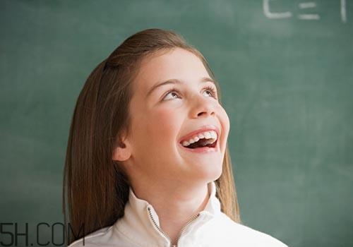 女孩月經(jīng)初潮量多量少正常嗎？月經(jīng)初潮一般幾天干凈？