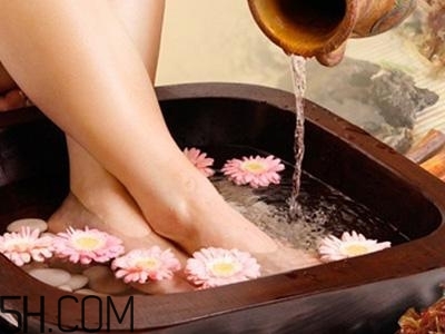 檸檬精油可以泡腳嗎？檸檬精油泡腳的好處有哪些？