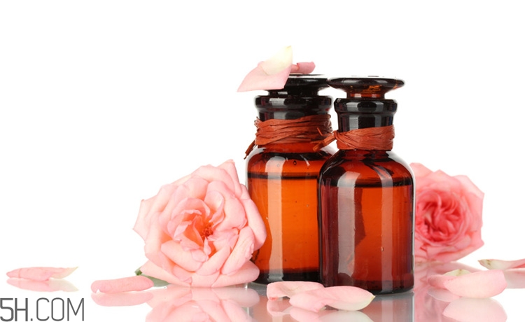 玫瑰精油能泡腳嗎？玫瑰精油的使用方法有哪些？