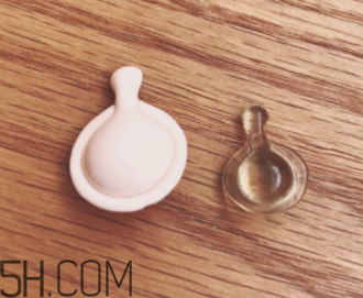 伊麗莎白雅頓眼部精華液油不油？長脂肪粒嗎？