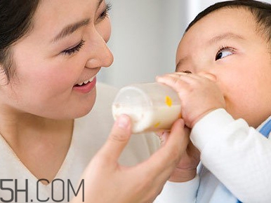 斷奶應(yīng)該是怎樣的一個(gè)過(guò)程？斷奶的過(guò)程中要注意哪些問(wèn)題？
