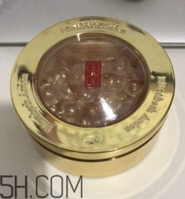 伊麗莎白雅頓眼部精華液油不油？長脂肪粒嗎？