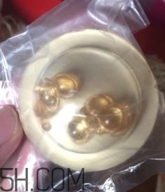 伊麗莎白雅頓眼部精華液油不油？長脂肪粒嗎？