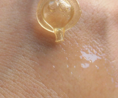 伊麗莎白雅頓眼部精華液油不油？長脂肪粒嗎？