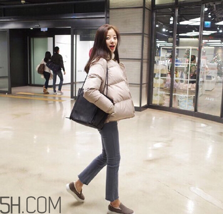 羽絨服怎么穿不顯胖？冬季好看的女裝羽絨服時(shí)尚搭配