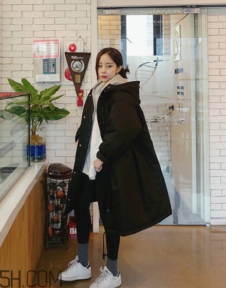 羽絨服怎么穿不顯胖？冬季好看的女裝羽絨服時(shí)尚搭配
