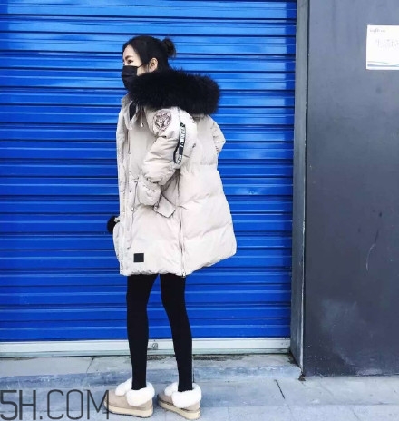 羽絨服怎么穿不顯胖？冬季好看的女裝羽絨服時(shí)尚搭配