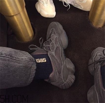 yeezy 500 desert rat純黑配色實(shí)物什么樣？
