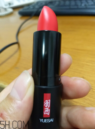 羽西蟲(chóng)草口紅滋潤(rùn)嗎？哪個(gè)色號(hào)適合秋冬？