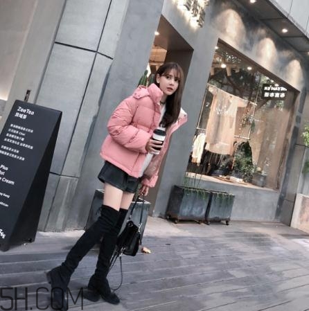 粉色羽絨服配什么鞋子？粉色羽絨服搭配鞋子圖片