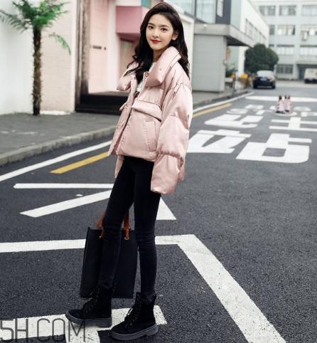 粉色羽絨服配什么鞋子？粉色羽絨服搭配鞋子圖片