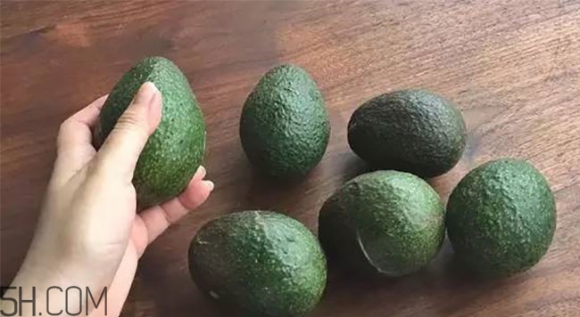 牛油果和牛奶可以一起吃嗎？牛油果和牛奶可以榨汁嗎？