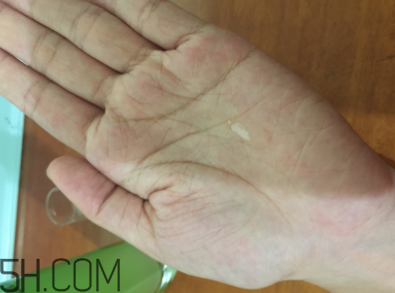 蘭蔻水光瓶后續(xù)要疊加面霜嗎？可以和精華疊加嗎？