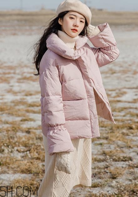 粉色羽絨服里面怎么搭配？粉色羽絨服內(nèi)搭什么？