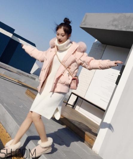 粉色羽絨服里面怎么搭配？粉色羽絨服內(nèi)搭什么？