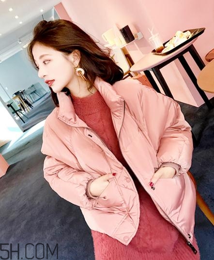 粉色羽絨服里面怎么搭配？粉色羽絨服內(nèi)搭什么？