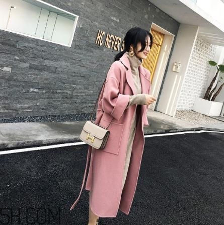 粉色大衣配什么顏色包包？粉色大衣搭配什么包？