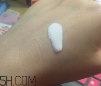 娥佩蘭防曬霜是物理防曬還是化學(xué)防曬？油不油？