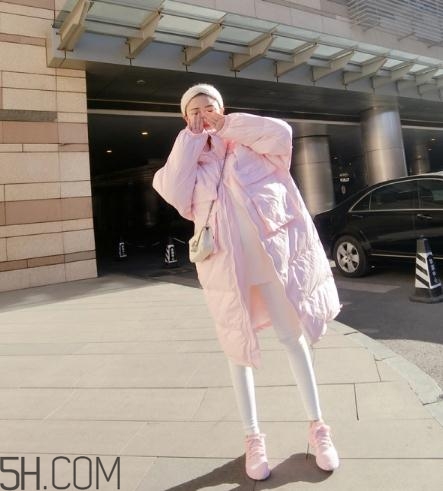粉色羽絨服配什么褲子？粉色羽絨服搭配什么褲子好看？