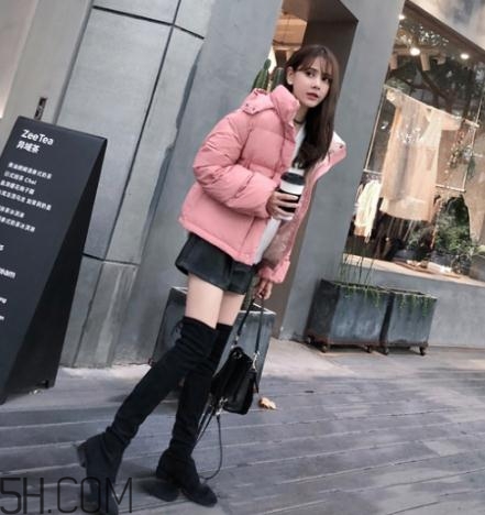 粉色羽絨服配什么褲子？粉色羽絨服搭配什么褲子好看？