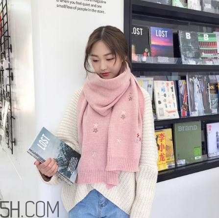 粉色圍巾怎么搭配衣服？粉色圍巾配什么顏色衣服？