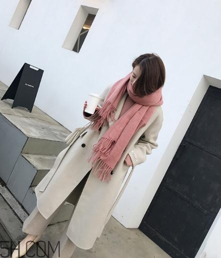 粉色圍巾怎么搭配衣服？粉色圍巾配什么顏色衣服？